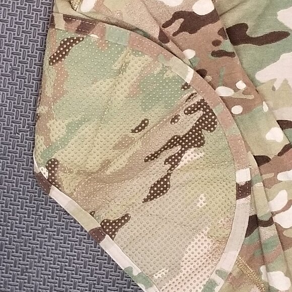 LAST ONE!   EUC X-Large ARMY COMBAT SHIRT, 1/4 ZIP, FLAME-RESISTANT, MULTICAM - Picture 6 of 12